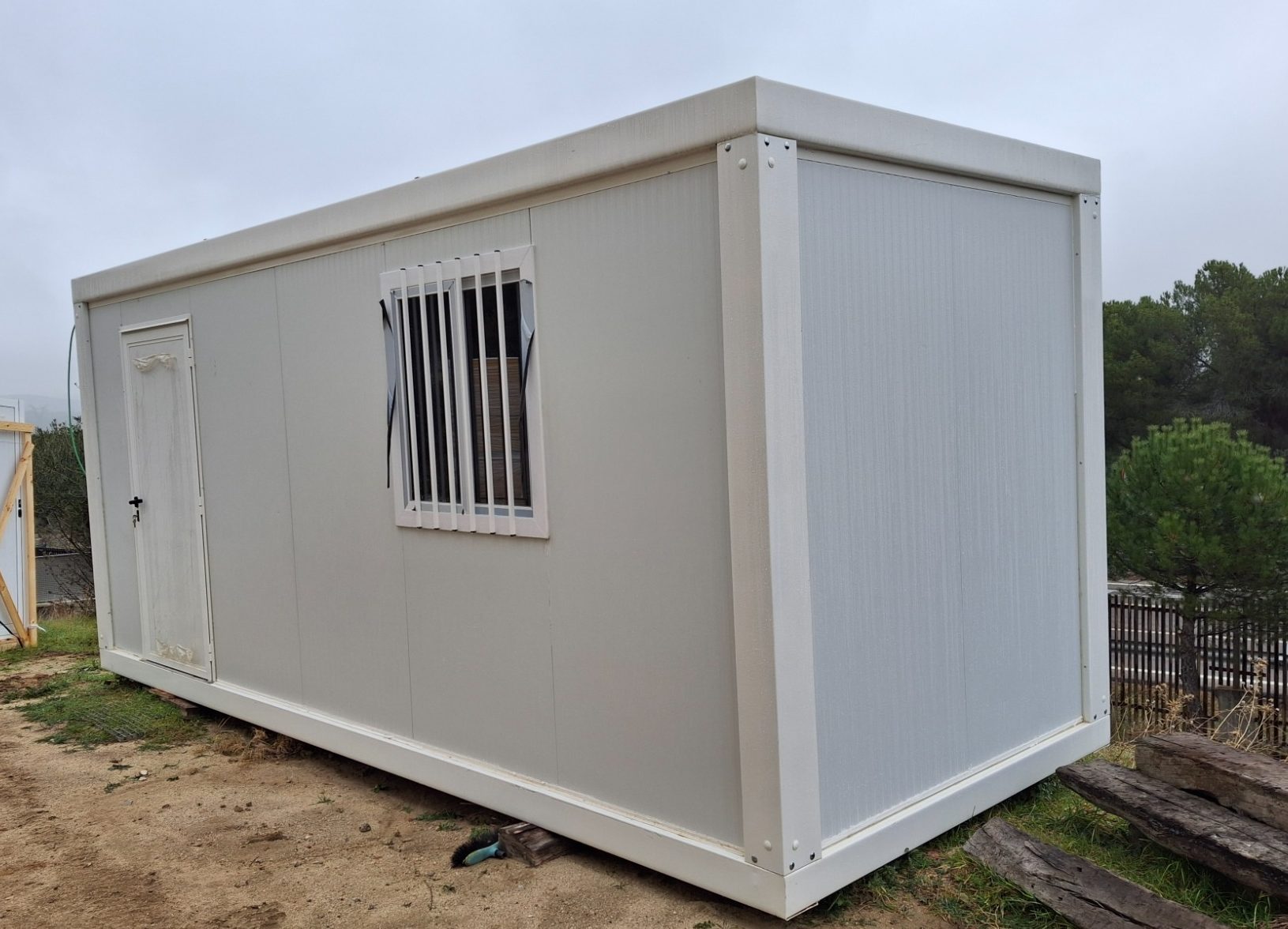 Caseta de obra 4 metros entrega de caseta de obra en valencia con camión pluma
